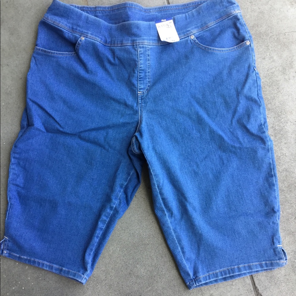 Terra & Sky Mid-rise Tummy Control Capri Shorts